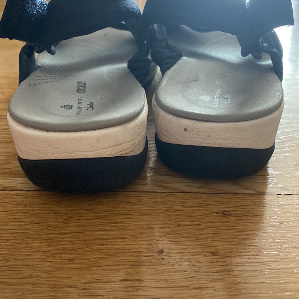 Clarks woman’s adjustable striped on back - Picture 4 of 4